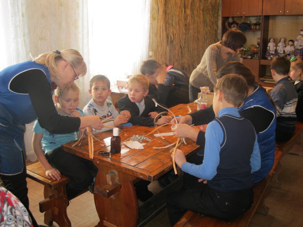 Потылицына Т.Н. обучает детей плетению из бересты ( ноябрь 2014 г.).jpg